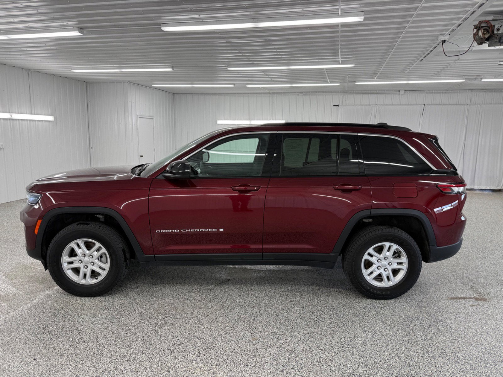 2024 Jeep Grand Cherokee — side profile view